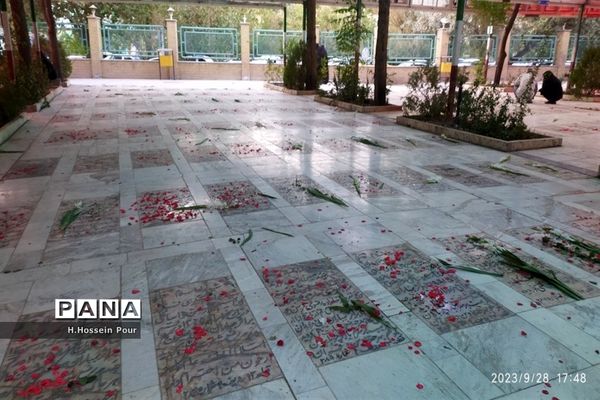 آیین گلباران مزار شهدا به‌مناسبت هفته دفاع مقدس