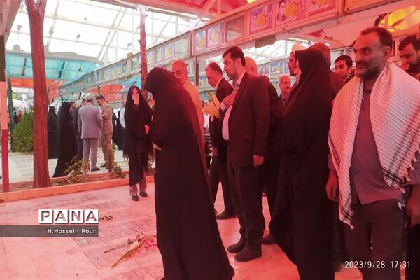 آیین گلباران مزار شهدا به‌مناسبت هفته دفاع مقدس