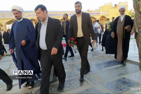 آیین گلباران مزار شهدا به‌مناسبت هفته دفاع مقدس