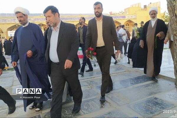 آیین گلباران مزار شهدا به‌مناسبت هفته دفاع مقدس