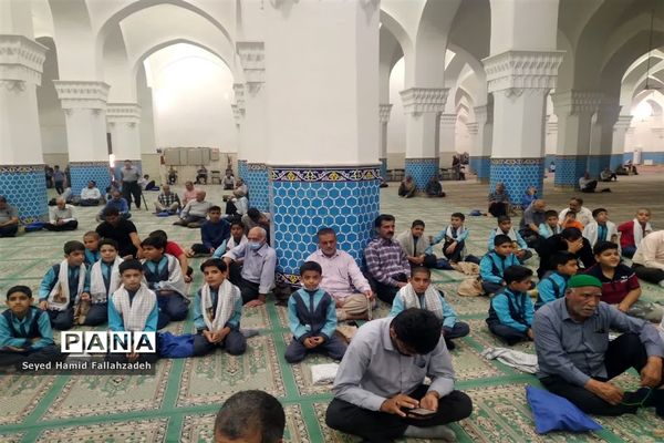 حضور دانش‌آموزان دبستان حضرت قاسم ابن الحسن(ع) ناحیه یک در نماز جمعه به مناسبت هفته وحدت