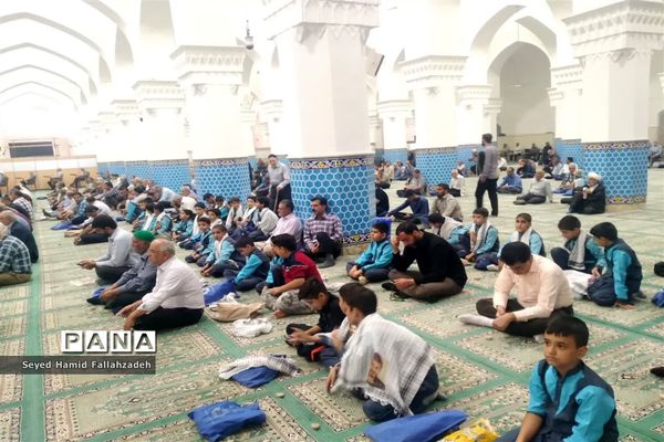 حضور دانش‌آموزان دبستان حضرت قاسم ابن الحسن(ع) ناحیه یک در نماز جمعه به مناسبت هفته وحدت