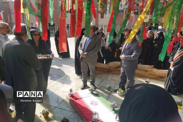 تجدید میثاق دانش‌آموزان مدرسه شاهد شهدای اکباتان با شهید گمنام
