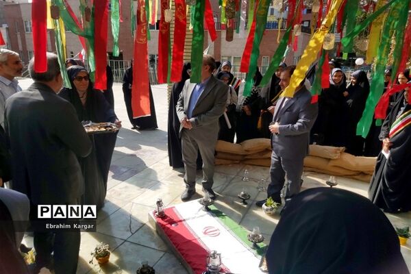 تجدید میثاق دانش‌آموزان مدرسه شاهد شهدای اکباتان با شهید گمنام