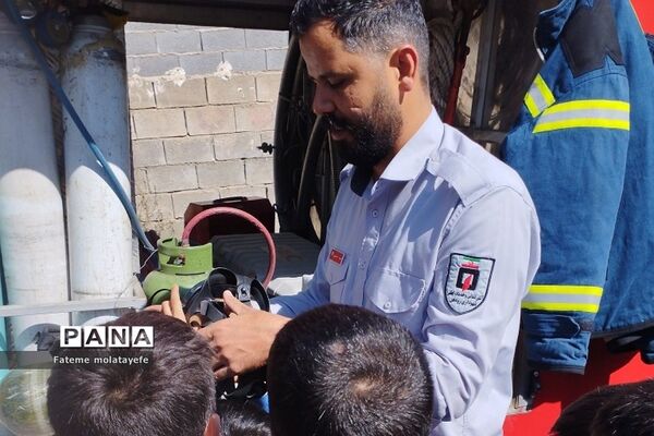 مراسم گرامیداشت روز آتش‌نشان در دبستان دانش رودهن