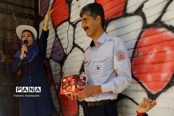 مراسم گرامیداشت روز آتش‌نشان در دبستان دانش رودهن