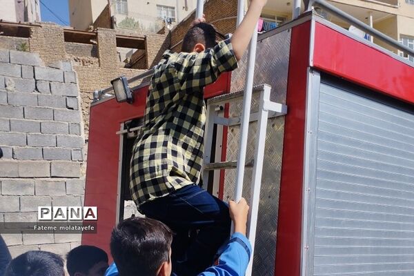 مراسم گرامیداشت روز آتش‌نشان در دبستان دانش رودهن