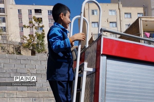 مراسم گرامیداشت روز آتش‌نشان در دبستان دانش رودهن