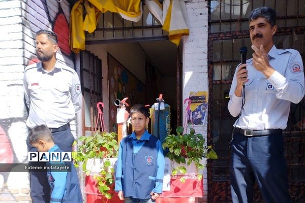 مراسم گرامیداشت روز آتش‌نشان در دبستان دانش رودهن