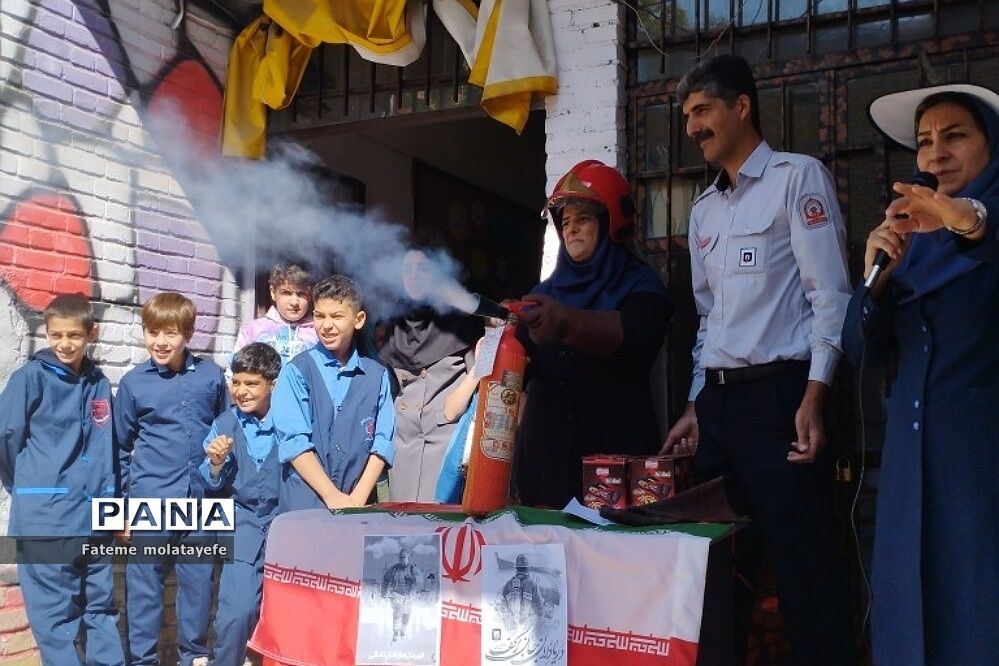 مراسم گرامیداشت روز آتش‌نشان در دبستان دانش رودهن