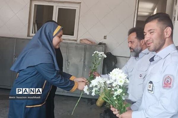 تقدیر از آتش‌نشانان رودهن توسط دانش‌آموزان