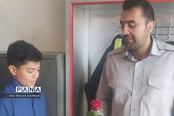 تقدیر از آتش‌نشانان رودهن توسط دانش‌آموزان