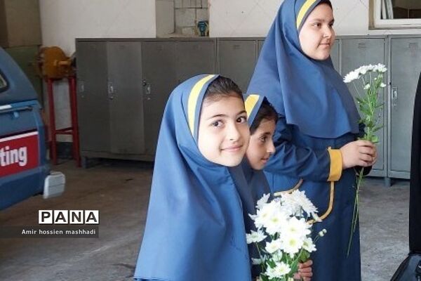 تقدیر از آتش‌نشانان رودهن توسط دانش‌آموزان