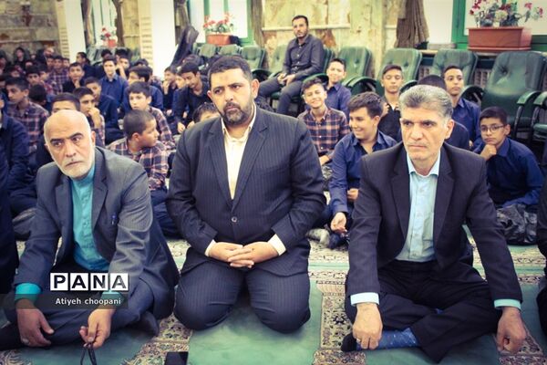 نماز جماعت دانش‌آموزی در راستای اجرای طرح( نور چشم)