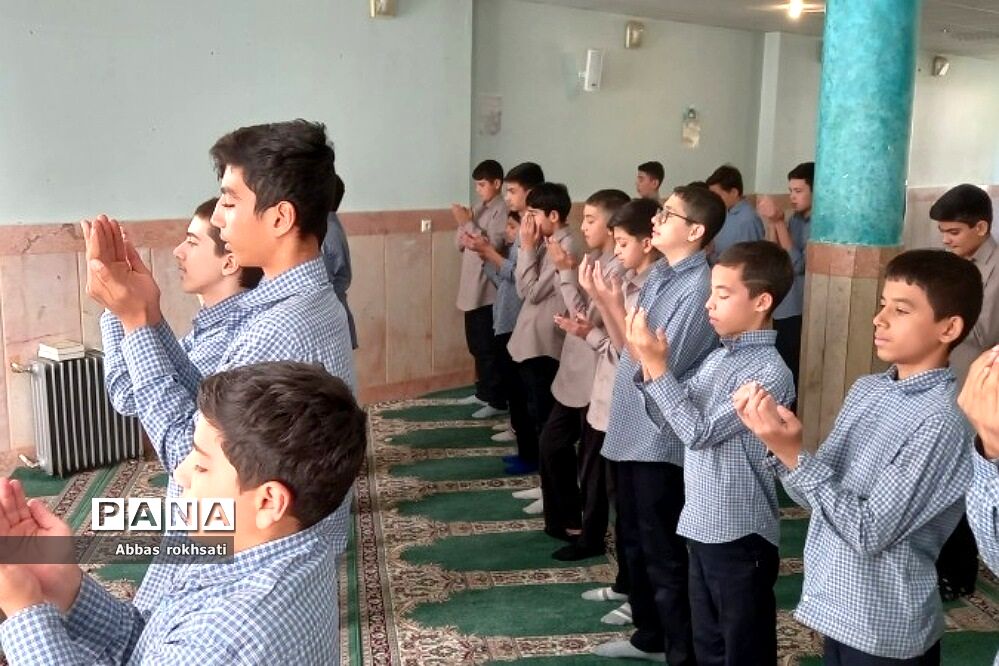 نماز جماعت و نشست‌های بصیرتی هفته وحدت  مدارس رودهن