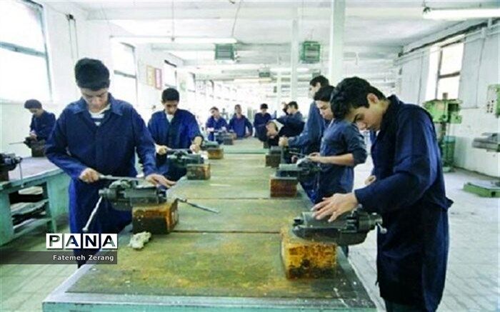 آموزش ۷۰ گروه شغلی در ۲۰۰ رشته فنی، حرفه‌ای و مهارتی ‌هنرستان‌ها