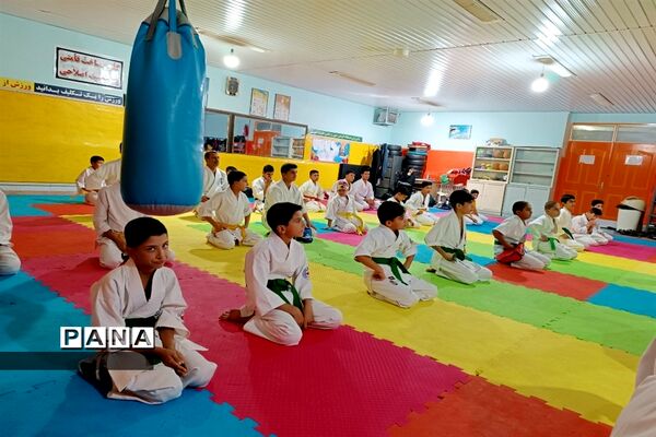 تمرینات رزمی باشگاه کاراته مدافعان حرم خلیل‌آباد