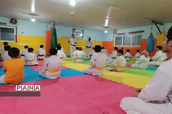تمرینات رزمی باشگاه کاراته مدافعان حرم خلیل‌آباد
