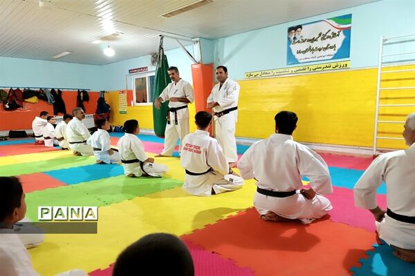 تمرینات رزمی باشگاه کاراته مدافعان حرم خلیل‌آباد