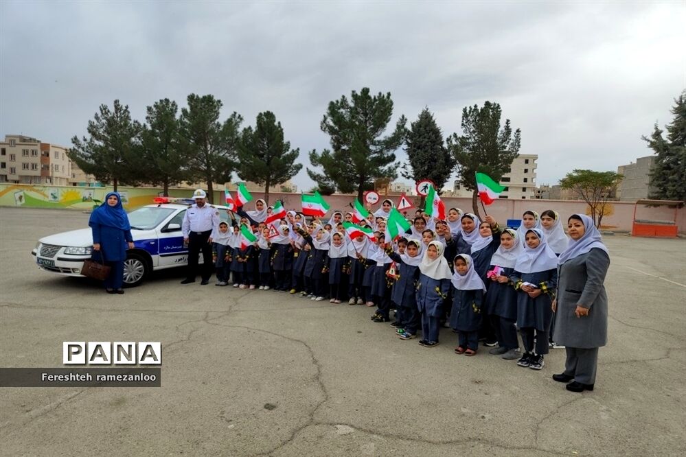 گرامیداشت روز نیروی انتظامی در دبستان دخترانه مزرعه صفادشت
