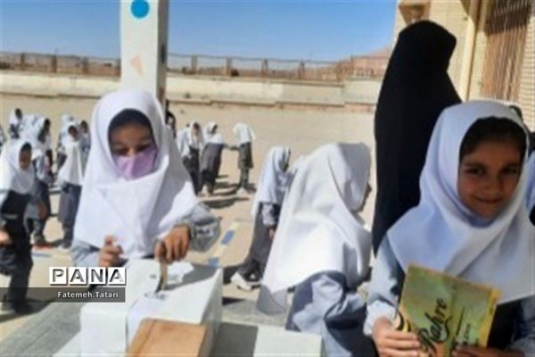 جشن عاطفه‌ها در مدارس شهرستان بام و صفی آباد