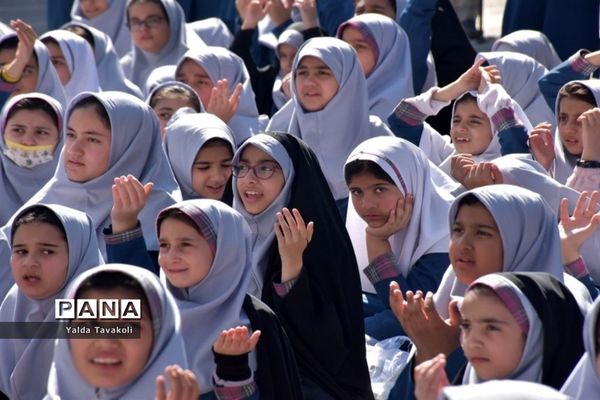 جشن عاطفه‌ها در دبستان تربیت آموزش و پرورش ناحیه یک مشهد مقدس