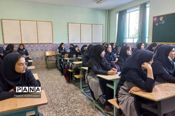 برگزاری نشست بصیرتی ویژه هفته وحدت در دبیرستان آزاده رودهن