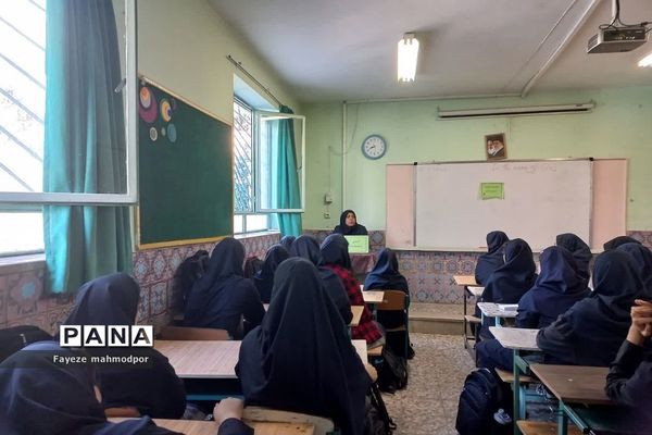 برگزاری نشست بصیرتی ویژه هفته وحدت در دبیرستان آزاده رودهن