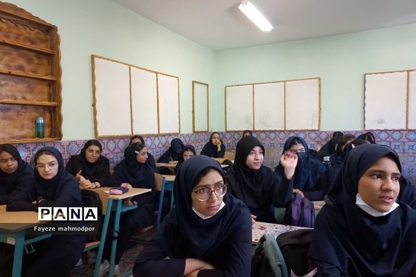 برگزاری نشست بصیرتی ویژه هفته وحدت در دبیرستان آزاده رودهن