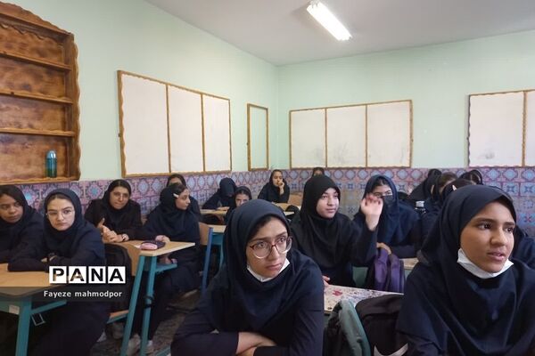 برگزاری نشست بصیرتی ویژه هفته وحدت در دبیرستان آزاده رودهن