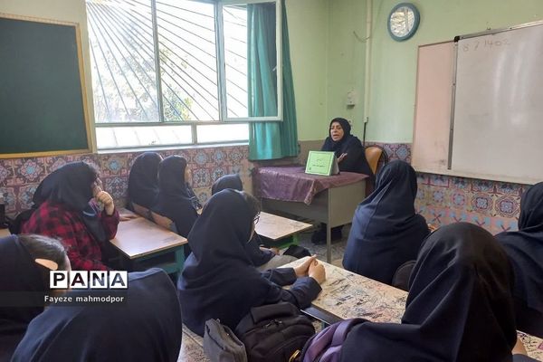 برگزاری نشست بصیرتی ویژه هفته وحدت در دبیرستان آزاده رودهن