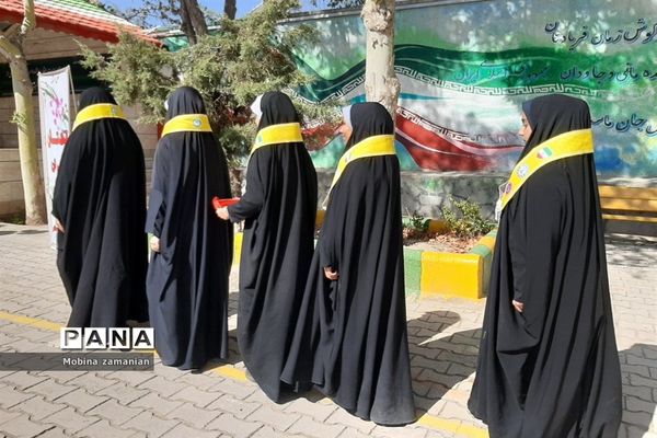 جشن مهر عاطفه‌ها با حضور فرزند شهید در دبیرستان شاهد شهید حمامی