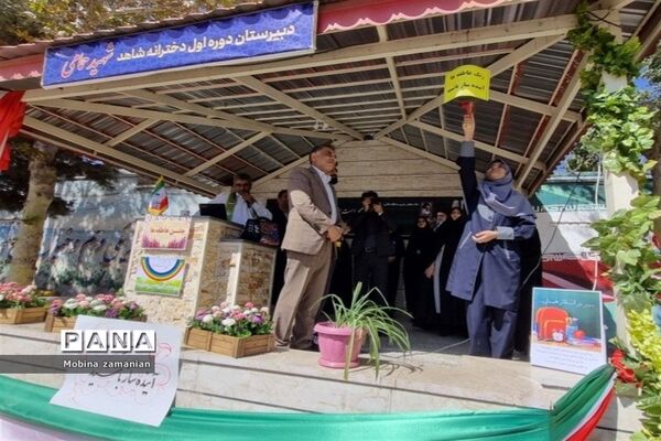 جشن مهر عاطفه‌ها با حضور فرزند شهید در دبیرستان شاهد شهید حمامی