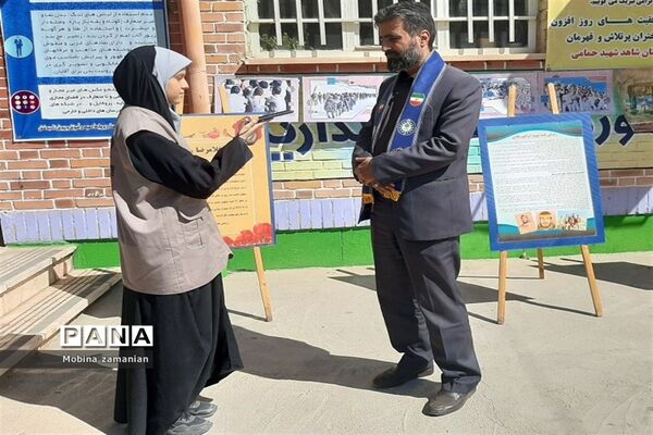 جشن مهر عاطفه‌ها با حضور فرزند شهید در دبیرستان شاهد شهید حمامی