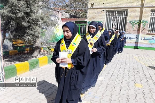 جشن مهر عاطفه‌ها با حضور فرزند شهید در دبیرستان شاهد شهید حمامی