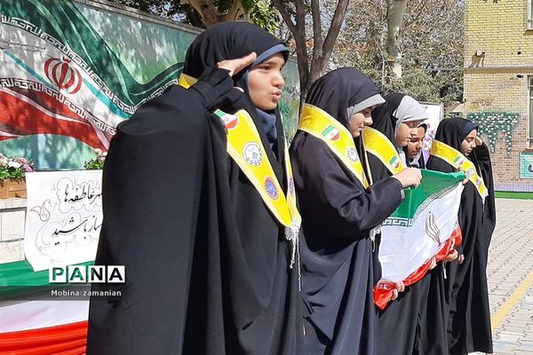 جشن مهر عاطفه‌ها با حضور فرزند شهید در دبیرستان شاهد شهید حمامی
