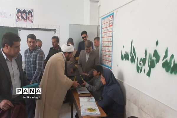 رزمایش شهرستانی اهداء لوازم التحریر به دانش‌آموزان مدارس دهستان سنگر شهرستان فاروج