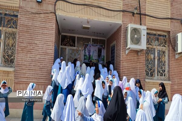 نواخته شدن زنگ عاطفه‌ها در مدارس شادگان