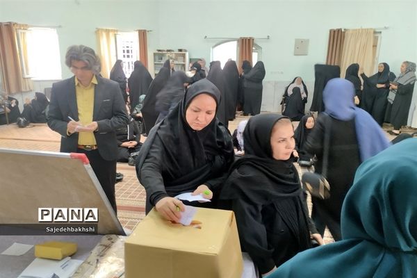 برگزاری جلسه انجمن اولیا در نمازخانه هنرستان حافظ