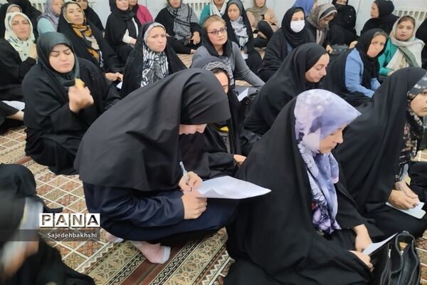 برگزاری جلسه انجمن اولیا در نمازخانه هنرستان حافظ