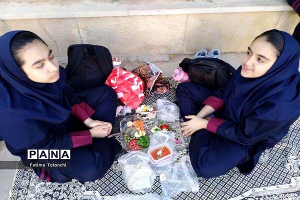 صبحانه وحدت در دبیرستان دخترانه حاج علی اکبر بهادر گراشی ناحیه ۳  شیراز
