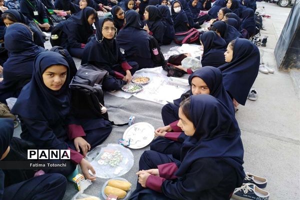 صبحانه وحدت در دبیرستان دخترانه حاج علی اکبر بهادر گراشی ناحیه ۳  شیراز