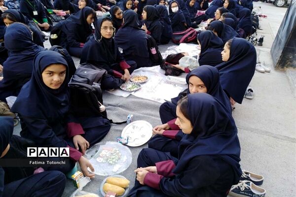 صبحانه وحدت در دبیرستان دخترانه حاج علی اکبر بهادر گراشی ناحیه ۳  شیراز