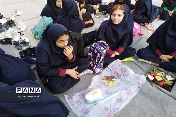 صبحانه وحدت در دبیرستان دخترانه حاج علی اکبر بهادر گراشی ناحیه ۳  شیراز