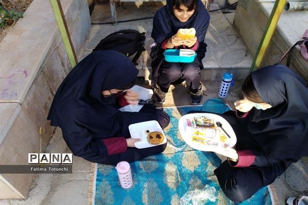 صبحانه وحدت در دبیرستان دخترانه حاج علی اکبر بهادر گراشی ناحیه ۳  شیراز