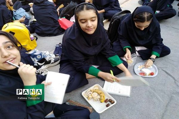 صبحانه وحدت در دبیرستان دخترانه حاج علی اکبر بهادر گراشی ناحیه ۳  شیراز