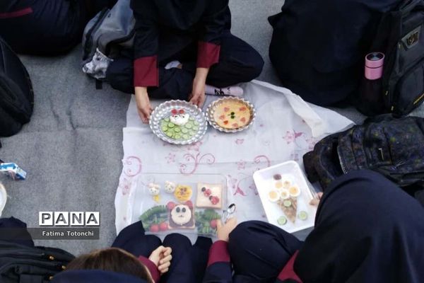 صبحانه وحدت در دبیرستان دخترانه حاج علی اکبر بهادر گراشی ناحیه ۳  شیراز