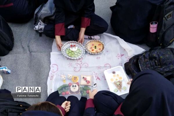 صبحانه وحدت در دبیرستان دخترانه حاج علی اکبر بهادر گراشی ناحیه ۳  شیراز