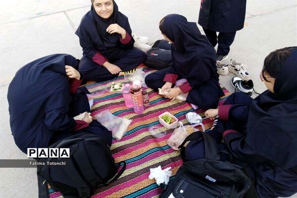 صبحانه وحدت در دبیرستان دخترانه حاج علی اکبر بهادر گراشی ناحیه ۳  شیراز