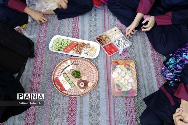 صبحانه وحدت در دبیرستان دخترانه حاج علی اکبر بهادر گراشی ناحیه ۳  شیراز